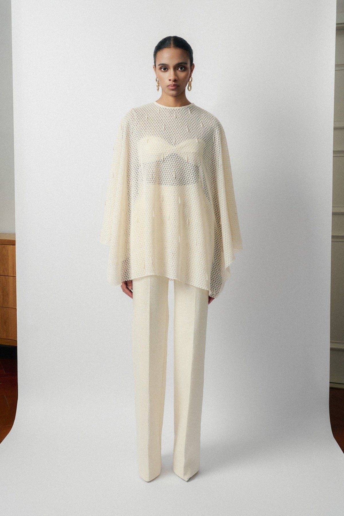 ORAN EMB LACE CAPE